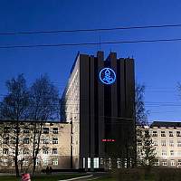 На фасаде главного корпуса НовГУ сменился логотип