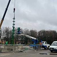 На главной площади Великого Новгорода приступили к сборке новогодней ели