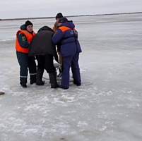 На льду Ильменя спасли рыбака, к которому не могла добраться скорая