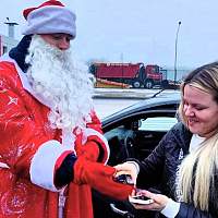 На Новгородчине автомобилистов поздравляет с праздниками полицейский Дед Мороз