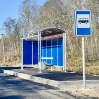 В Новгородском и Батецком округах монтируют новые автобусные остановки