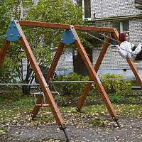 На одной из новгородских улиц появилась шведская стенка и много чего интересного