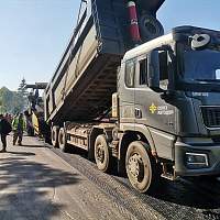 На одном из ключевых объектов в Боровичском округе продолжаются дорожные работы