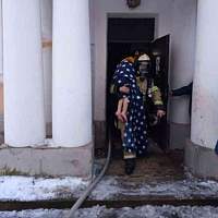 На пожаре в Боровичах огнеборцы спасли четверых детей