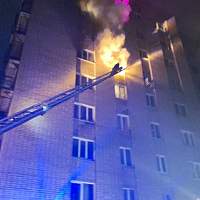 На пожаре в Великом Новгороде огнеборцы спасли двух человек, ещё 15 — эвакуировали