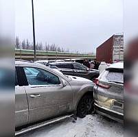На трассе М-11 в Новгородском районе столкнулись около 30 автомобилей, есть погибшие