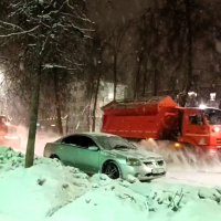 На борьбу со снегом на улицы Великого Новгорода вышло много спецтехники