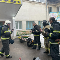 На учении в Старой Руссе пожарные спасли людей и бюллетени