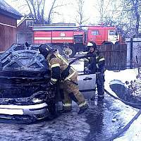На улице Крестецкая в Старой Руссе загорелся легковой автомобиль