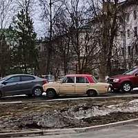 В Великом Новгороде «ВАЗ-2106» протаранил три иномарки