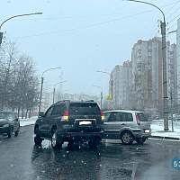 На улице Рахманинова произошла авария во время апрельской метели