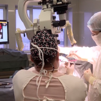 Новгородские нейрохирурги провели первую операцию с помощью нового микроскопа «Leica»