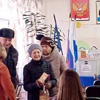 Новгородка отметила 101 год, пришла на выборы и получила подарок