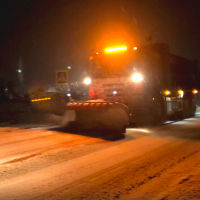 Новгородские дороги приводят в порядок после ночного снегопада