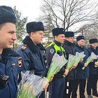 Новгородские госавтоинспекторы поблагодарили женщин за соблюдение ПДД цветами