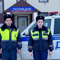 На М-10 новгородские инспекторы ДПС помогли москвичу быстро устранить поломку машины