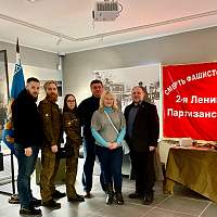 Новгородские поисковики передали экспонаты для Музея партизанской славы в Псковской области