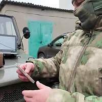 Новгородские школьники поздравили шоколадом «Победа» крымский спецназ