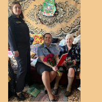 Новгородские судебные приставы пришли поздравить с 90-летием ветерана службы