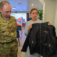 Новгородским ветеранам СВО вручили комплекты адаптивной одежды