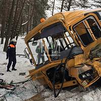 В Псковской области школьный автобус попал в аварию. Спешившая на помощь «скорая» также стала участником ДТП