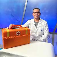 Обаятельный доктор раскрыл секрет оранжевого чемоданчика из детского реанимобиля