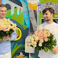 Посетительницам стенда Новгородской области на выставке «Россия» сегодня дарили цветы