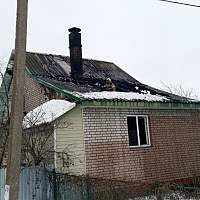 Пожарные спасли горящий дом и соседние постройки в новгородской деревне Трубичино