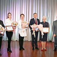 Ряд лучших новгородских педагогов получил гранты от «Акрона» на 1,2 млн рублей Ряд лучших новгородских педагогов получил гранты от «Акрона» на 1,2 млн рублей