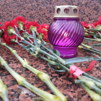 Рядом с Новгородским кремлем люди оставляют цветы в память о жертвах теракта в «Крокус Сити Холле»