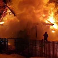 Сегодня ночью в деревне Сырково горел частный жилой дом