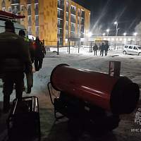 Спасатели помогают «согреть» замерзающий дом на улице Лужской в Великом Новгороде
