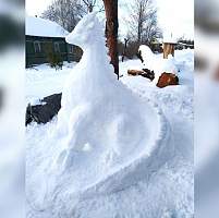 Талантливый житель посёлка Парфино слепил из снега символ 2024 года