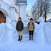 У церкви в Броннице появились снежные ангелы