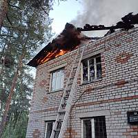 В Большой Вишере пожарные потушили пламя в неэксплуатируемом здании лесничества