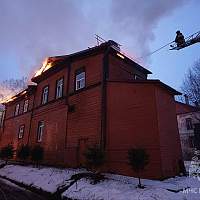 В Боровичах пожарные спасают от огня памятник архитектуры