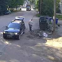 В Боровичах сотрудники УК установили камеру у мусорки и неприятно удивились
