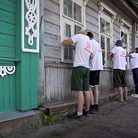 В Боровичах волонтёры «Том Сойер Феста» восстанавливают дом на Дзержинского