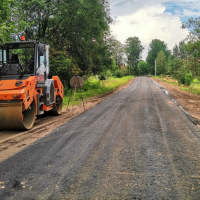 В Боровичском округе подрядчик приводит в порядок два подъезда к деревням