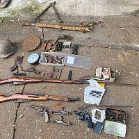 В Чудовском округе мужчина хранил у себя в гараже целый арсенал оружия и патроны В Чудовском округе мужчина хранил у себя в гараже целый арсенал оружия и патроны