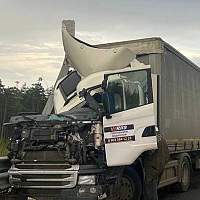 В Чудовском округе на М-11 водитель большегруза попал в серьёзную аварию