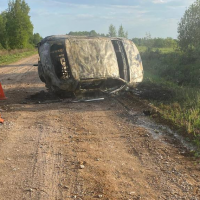 В Чудовском районе загорелся попавший в ДТП автомобиль