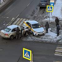 В центре Великого Новгорода на перекрестке произошла авария с участием такси