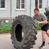 В день поселка в новгородской Панковке силачи перекидывали колёса и толкали авто