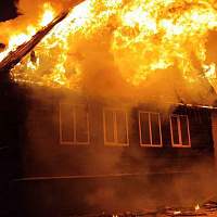 В городе Чудово сгорел дом. Главная версия пожара — аварийная работа электросети