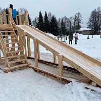 В Холме благотворители построили для детей деревянную горку
