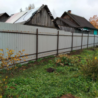 В Малой Вишере слишком высокий забор стал поводом для спора двух соседок