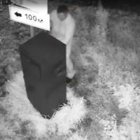 В новгородской Броннице двое парней похитили антивандальный ящик