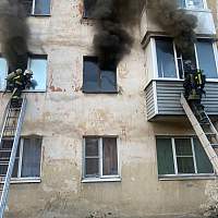 В новгородской квартире на пожаре погибли два человека, ещё четырёх спасли