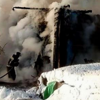 На пожаре в боровичской деревне Сушилово местные жители спасли двух человек